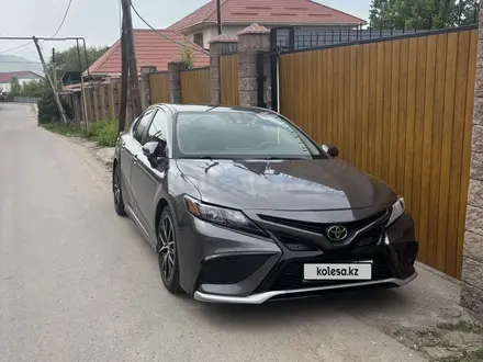 Toyota Camry 2021 года за 11 200 000 тг. в Алматы – фото 6