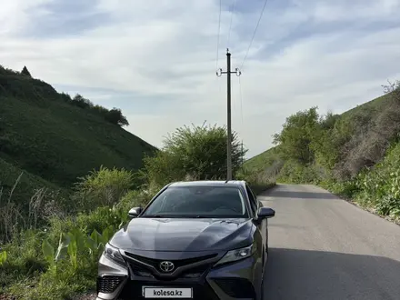 Toyota Camry 2021 года за 11 200 000 тг. в Алматы – фото 3