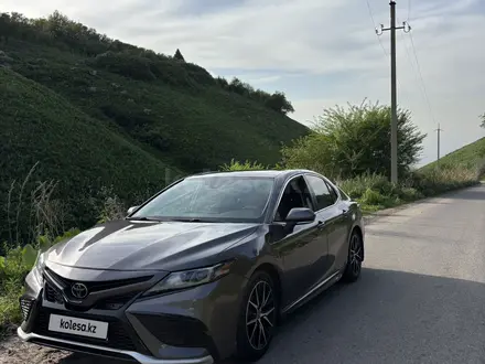 Toyota Camry 2021 года за 11 200 000 тг. в Алматы