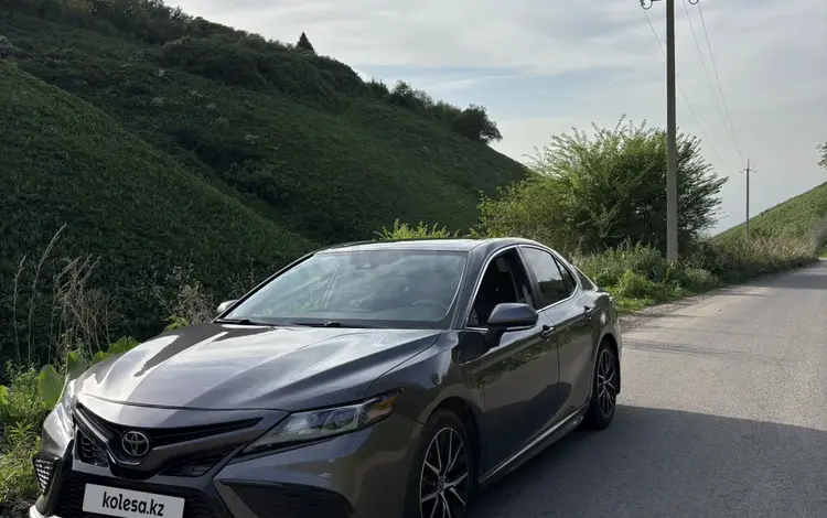Toyota Camry 2021 года за 11 200 000 тг. в Алматы