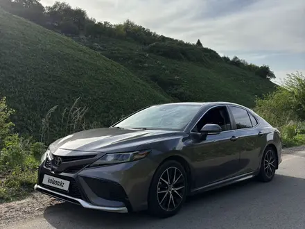 Toyota Camry 2021 года за 11 200 000 тг. в Алматы – фото 2