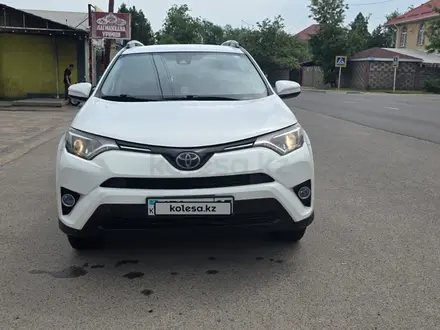 Toyota RAV4 2017 года за 10 900 000 тг. в Алматы