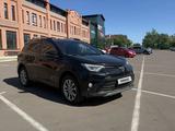 Toyota RAV4 2018 года за 10 800 000 тг. в Петропавловск