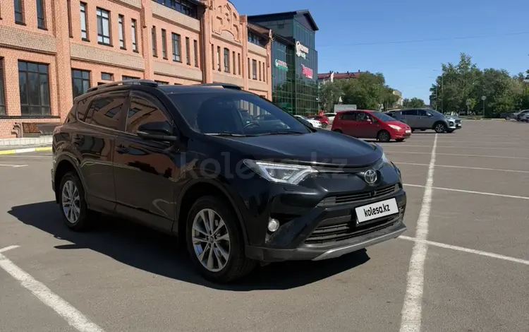 Toyota RAV4 2018 года за 10 800 000 тг. в Петропавловск