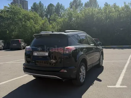 Toyota RAV4 2018 года за 10 800 000 тг. в Петропавловск – фото 5