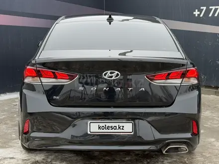 Hyundai Sonata 2018 года за 10 000 000 тг. в Актобе – фото 3