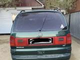 Volkswagen Sharan 2000 года за 3 000 000 тг. в Актобе – фото 4