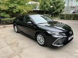 Toyota Camry 2021 года за 16 300 000 тг. в Алматы – фото 2