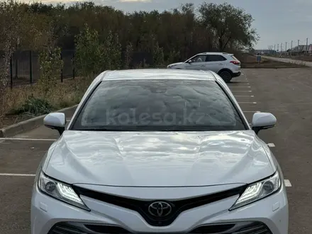 Toyota Camry 2018 года за 15 500 000 тг. в Уральск – фото 3