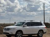Toyota Highlander 2012 года за 10 000 000 тг. в Актобе – фото 3