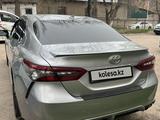 Toyota Camry 2021 года за 12 500 000 тг. в Шымкент – фото 2