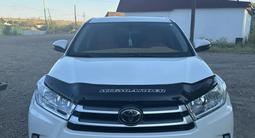 Toyota Highlander 2018 года за 14 200 000 тг. в Семей