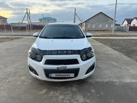 Chevrolet Aveo 2015 года за 3 500 000 тг. в Атырау – фото 2