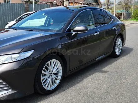 Toyota Camry 2019 года за 14 000 000 тг. в Алматы