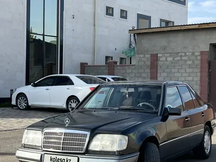 Mercedes-Benz E 220 1993 года за 2 100 000 тг. в Кызылорда – фото 2