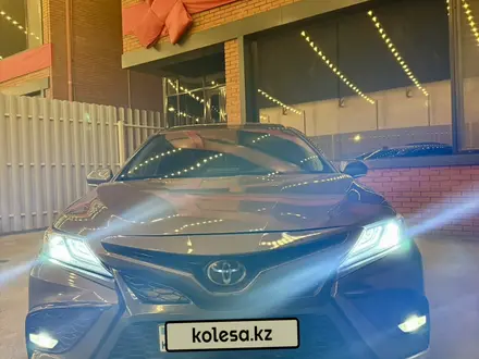 Toyota Camry 2021 года за 14 500 000 тг. в Атырау – фото 2