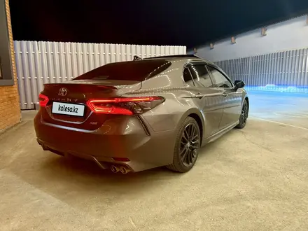 Toyota Camry 2021 года за 14 500 000 тг. в Атырау – фото 5