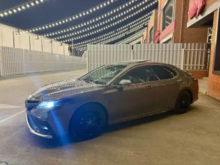 Toyota Camry 2021 года за 14 500 000 тг. в Атырау – фото 6