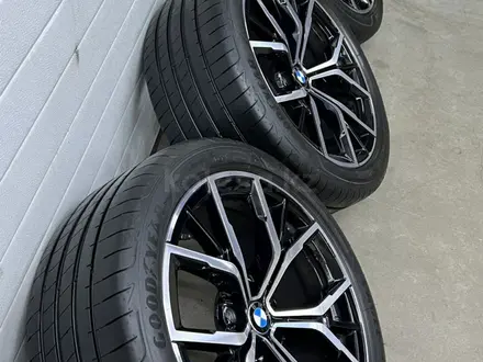 19 оригинальные диски на BMW F90 + летние шины GoodYear за 850 000 тг. в Алматы – фото 2