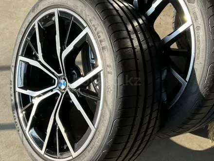 19 оригинальные диски на BMW F90 + летние шины GoodYear за 850 000 тг. в Алматы – фото 23