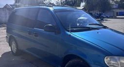 Kia Carnival 1998 года за 1 100 000 тг. в Алматы – фото 2