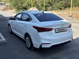 Hyundai Solaris 2019 года за 5 350 000 тг. в Караганда – фото 2