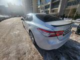 Toyota Camry 2018 года за 11 200 000 тг. в Астана – фото 2