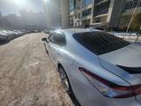 Toyota Camry 2018 года за 11 200 000 тг. в Астана
