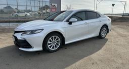 Toyota Camry 2021 года за 14 000 000 тг. в Уральск – фото 2