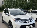 Toyota RAV4 2015 года за 9 800 000 тг. в Актобе