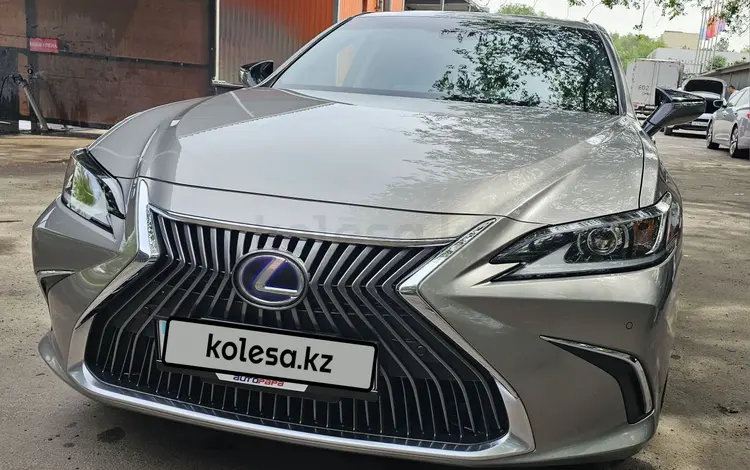 Lexus ES 300h 2020 года за 18 500 000 тг. в Алматы