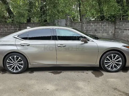 Lexus ES 300h 2020 года за 18 500 000 тг. в Алматы – фото 10
