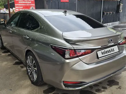 Lexus ES 300h 2020 года за 18 500 000 тг. в Алматы – фото 3