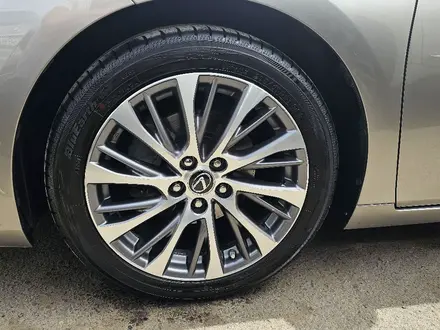 Lexus ES 300h 2020 года за 18 500 000 тг. в Алматы – фото 6