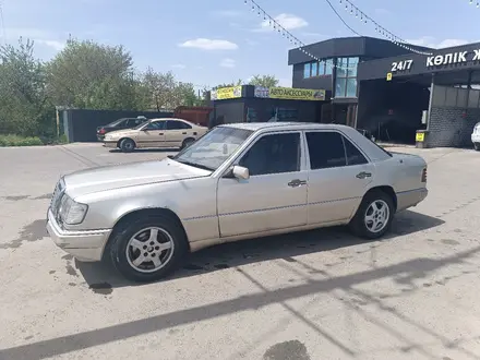 Mercedes-Benz E 220 1991 года за 1 800 000 тг. в Талдыкорган – фото 2