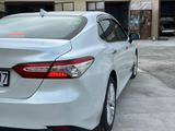 Toyota Camry 2021 года за 17 000 000 тг. в Шымкент – фото 2