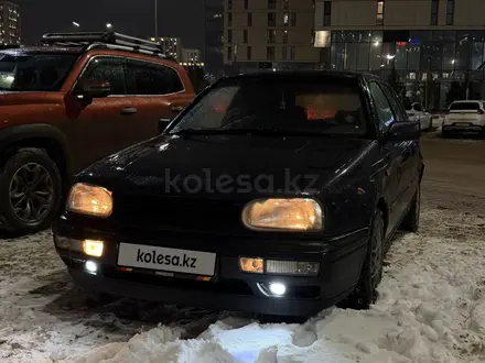 Volkswagen Golf 1995 года за 1 500 000 тг. в Астана – фото 2