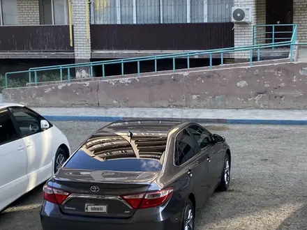 Toyota Camry 2015 года за 6 800 000 тг. в Атырау – фото 2