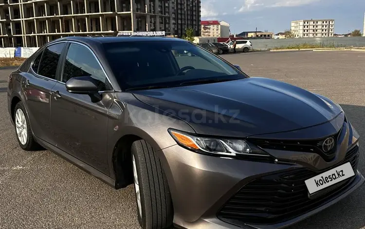 Toyota Camry 2020 года за 13 800 000 тг. в Атырау