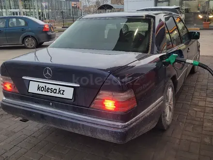 Mercedes-Benz E 220 1993 года за 1 450 000 тг. в Астана – фото 2