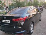 Hyundai Accent 2021 года за 7 200 000 тг. в Караганда – фото 2