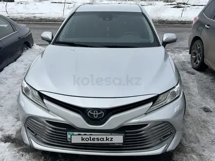 Toyota Camry 2020 года за 14 500 000 тг. в Костанай – фото 2