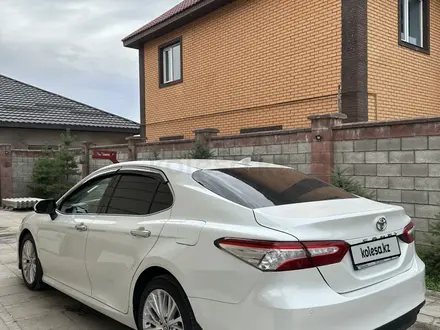 Toyota Camry 2020 года за 14 500 000 тг. в Алматы – фото 9