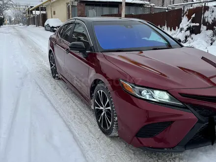 Toyota Camry 2018 года за 8 000 000 тг. в Алматы – фото 2