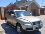 Volkswagen Touareg 2005 года за 3 450 000 тг. в Караганда – фото 2