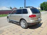Volkswagen Touareg 2005 года за 3 450 000 тг. в Караганда – фото 3