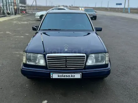 Mercedes-Benz E 220 1994 года за 1 500 000 тг. в Тараз – фото 2