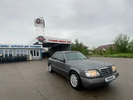 Mercedes-Benz E 200 1994 года за 1 650 000 тг. в Тараз – фото 2