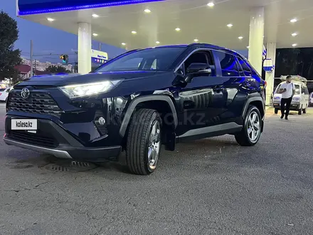 Toyota RAV4 2021 года за 17 500 000 тг. в Алматы