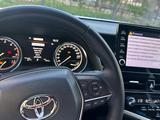 Toyota Camry 2023 года за 17 500 000 тг. в Уральск – фото 2